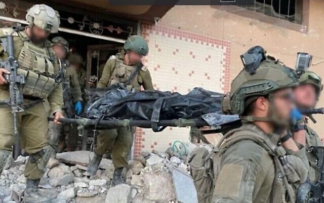 Une photo de soldats transportant le corps présumé de Yahya Sinwar sur une civière, en route vers Israël depuis Gaza