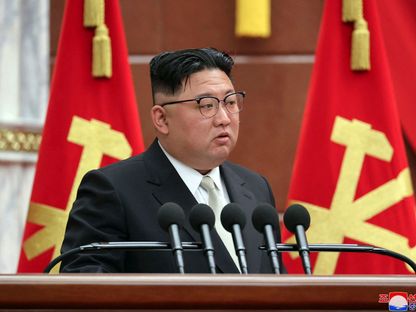 Le dirigeant suprême de la RPDC convoque une réunion militaire du parti et supervise un concours de tirs d'artillerie