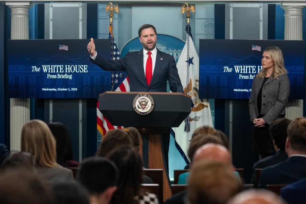 JD Vance prévient qu'une paralysie budgétaire prolongée entraînera des licenciements