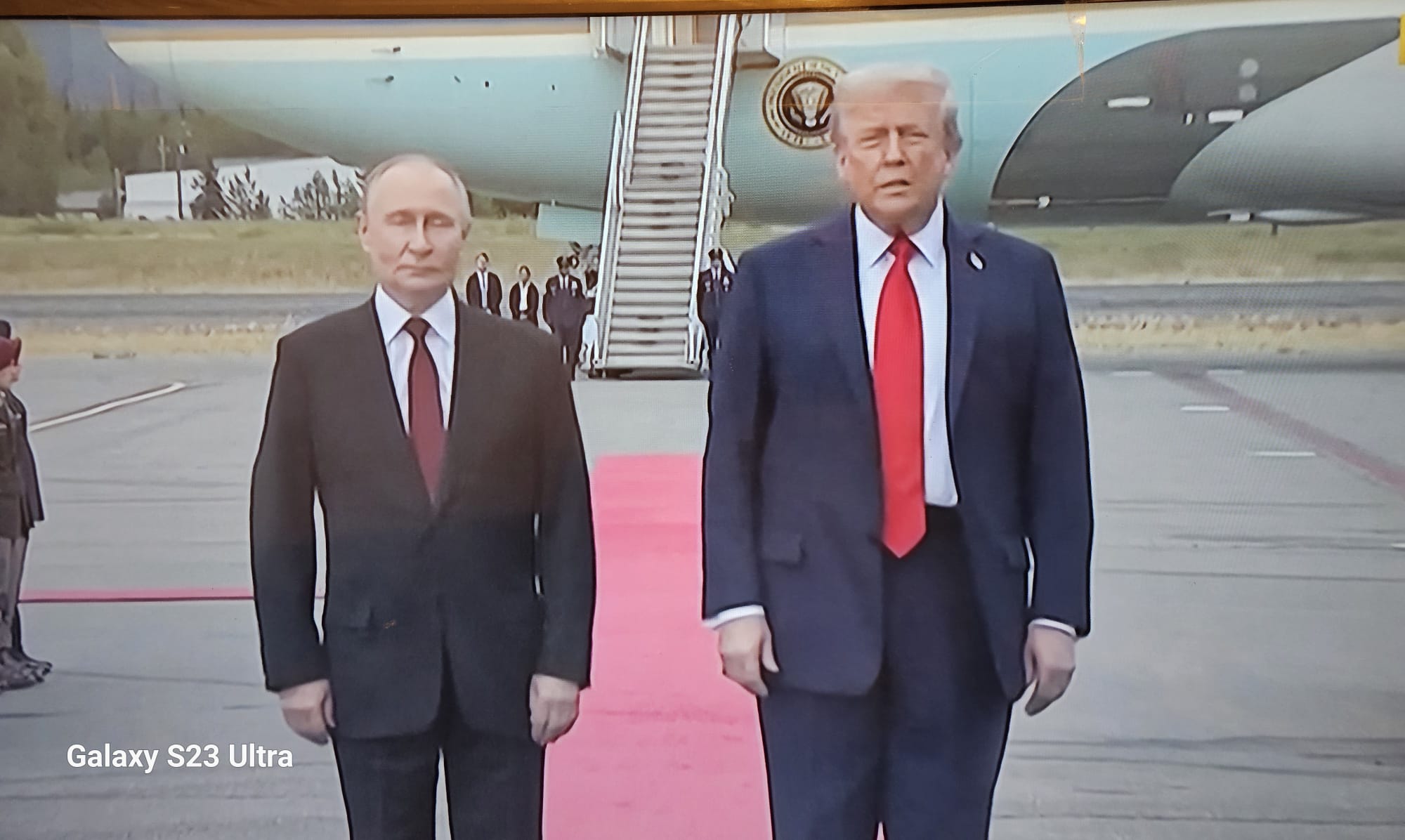 Donald Trump et Vladimir Poutine concluent un sommet « productif » en Alaska