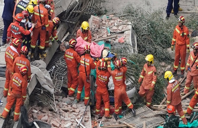 Indonésie : le bilan des glissements de terrain dans une carrière s'élève à 17 morts