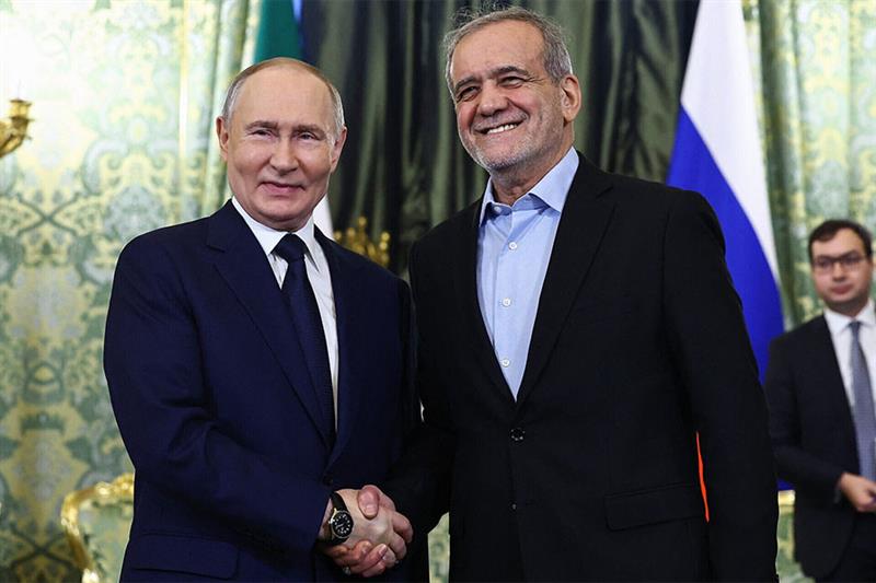 Poutine s'entretient avec le président iranien Pezeshkian en Chine