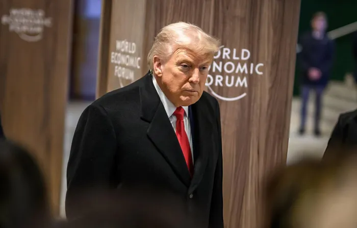 Trump dit que sa secrétaire à la Sécurité intérieure ne démissionnera pas, sur fond de menaces de destitution par les démocrates