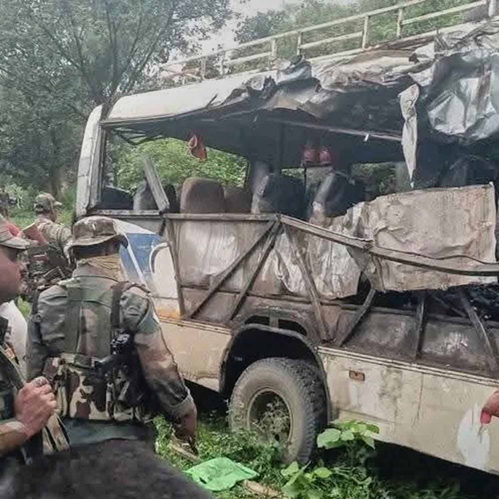 Vietnam: six morts et 19 blessés après qu'un bus a été frappé par un glissement de terrain dans le centre du pays