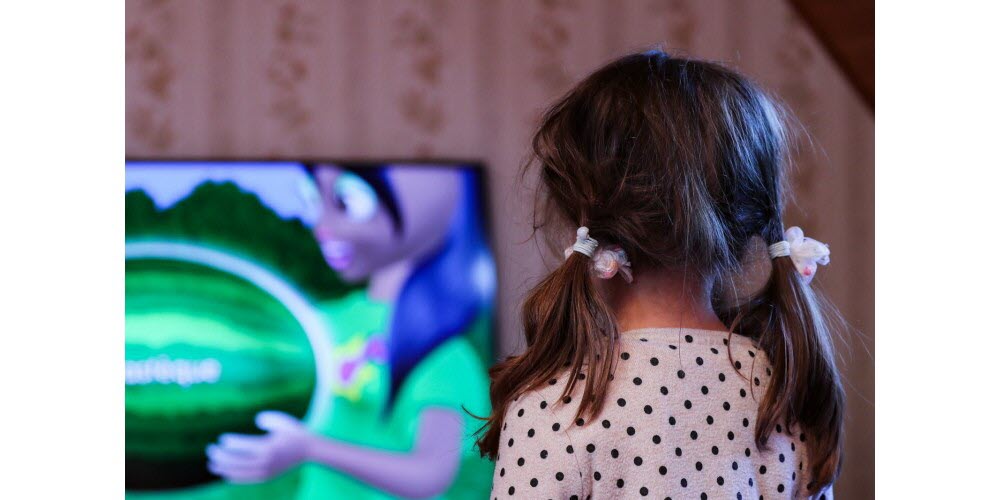 France : l'exposition des enfants de moins de 3 ans aux écrans désormais interdite dans les structures d'accueil