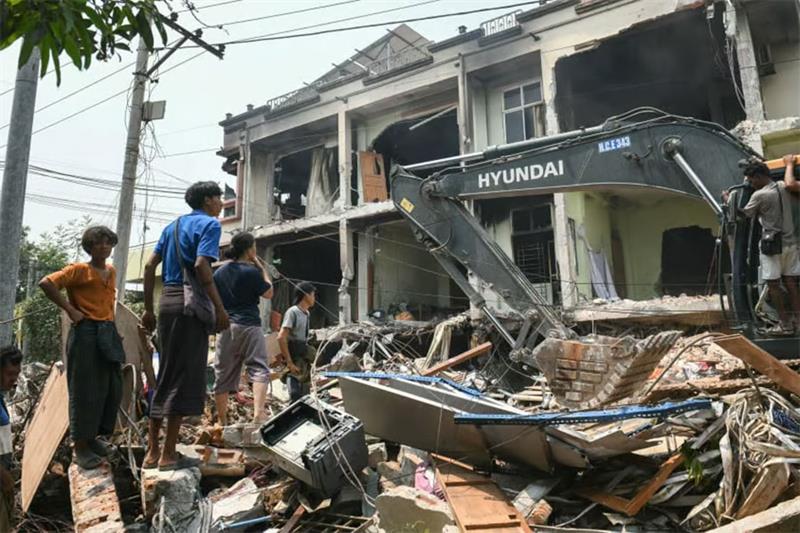 Séisme : plus de 1.000 morts en Birmanie, recherches tous azimuts pour des survivants