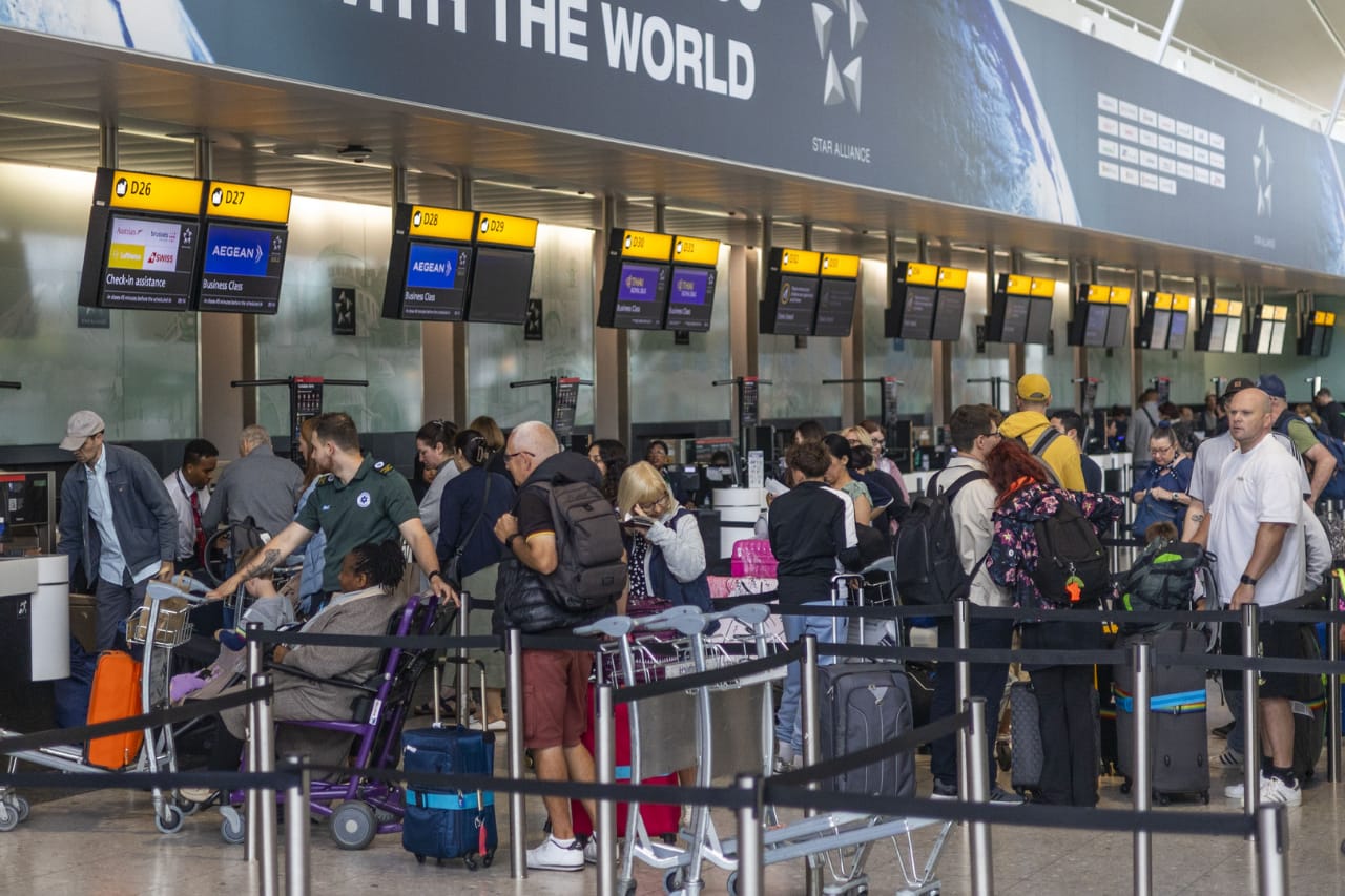 Evacuation à l'aéroport London Heathrow après un "possible incident de matériau dangereux"