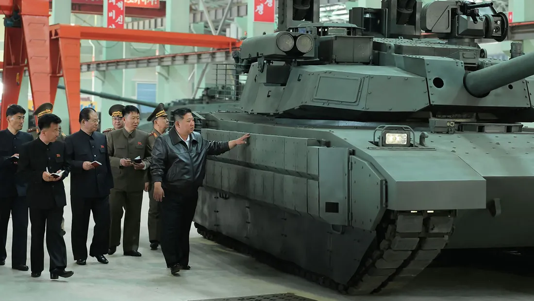 Kim Jong-un en visite d'inspection dans une usine de chars