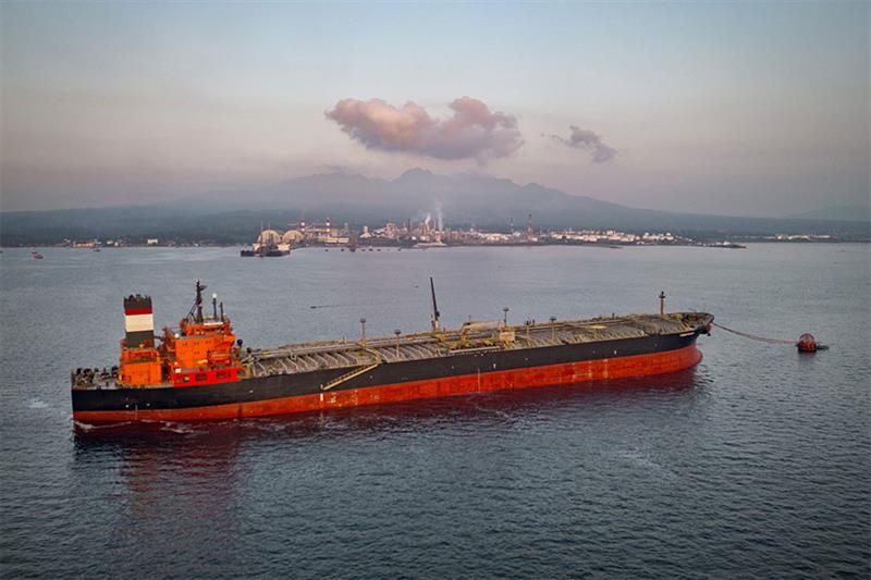 Suspension des sanctions contre le pétrole russe: "de l'argent pour la guerre" en Ukraine, dénonce Zelensky