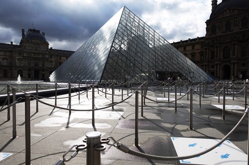 Louvre cambriolé : Macron dénonce une "atteinte à un patrimoine que nous chérissons car il est notre Histoire
