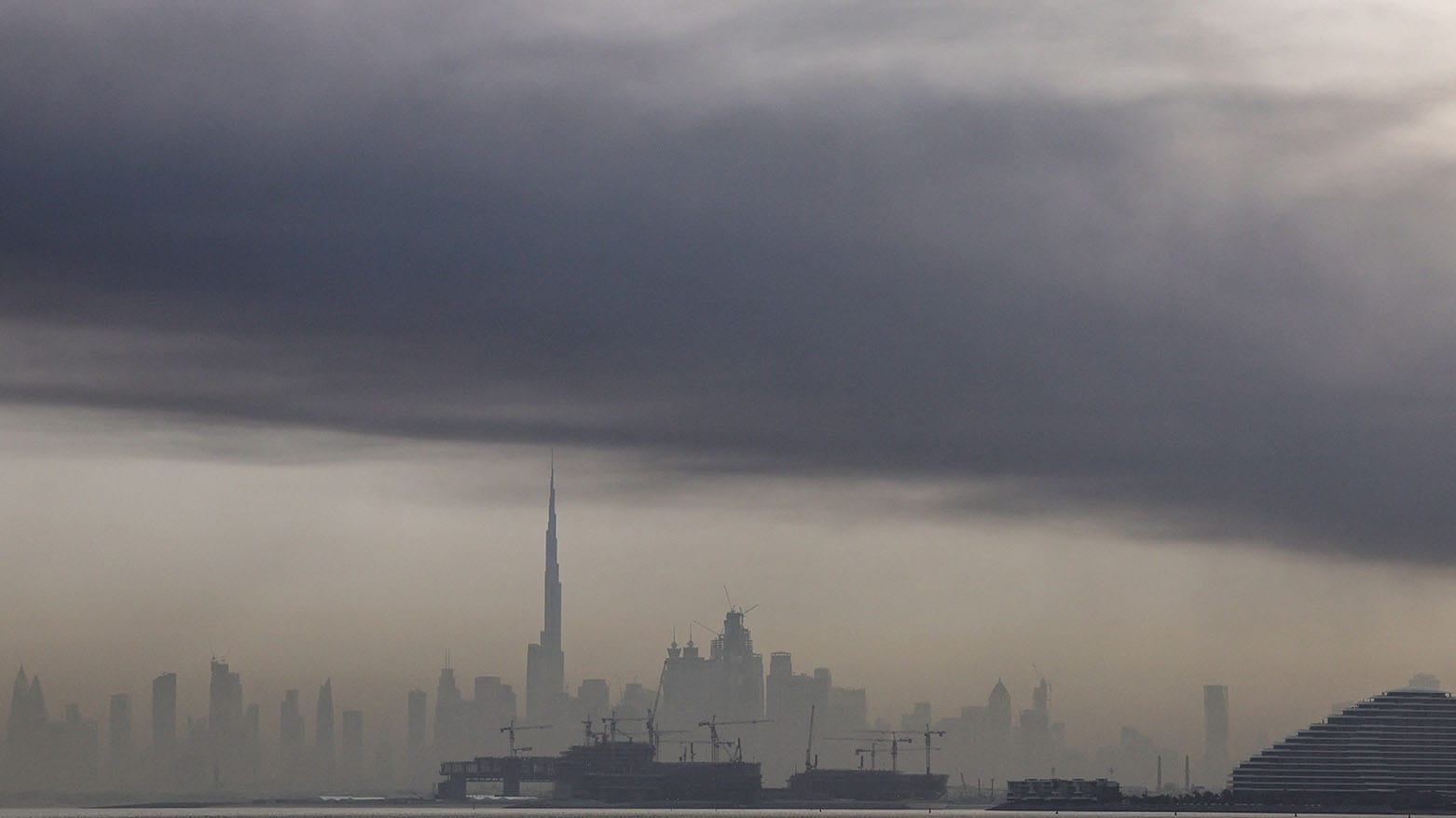 Des débris heurtent le bâtiment d'Oracle à Dubai Internet City, pas de blessé à déplorer