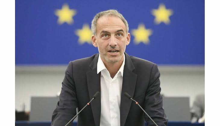 Raphaël Glucksmann accuse Donald Trump de sacrifier l'Ukraine