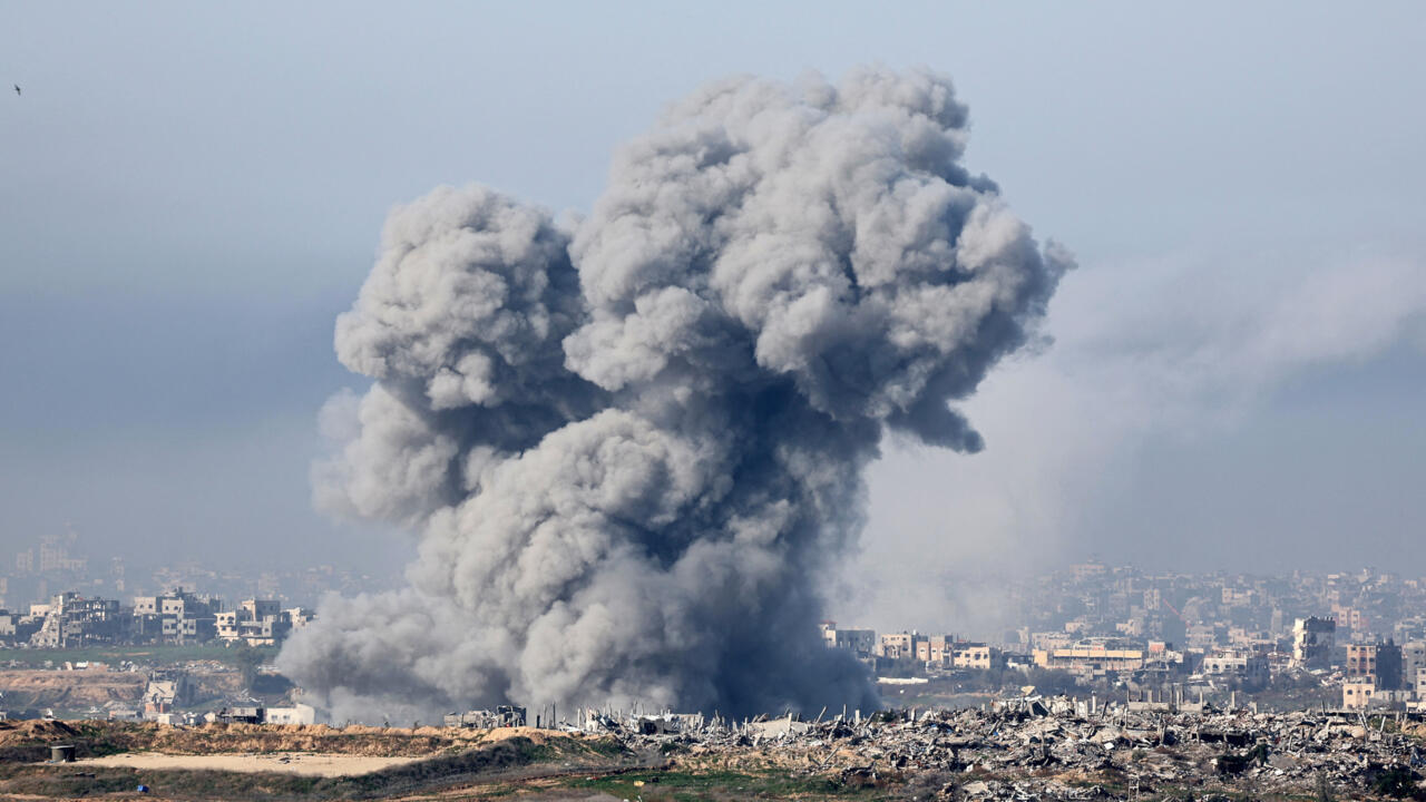 Israël lance de nouvelles frappes et suspend l'aide humanitaire à Gaza