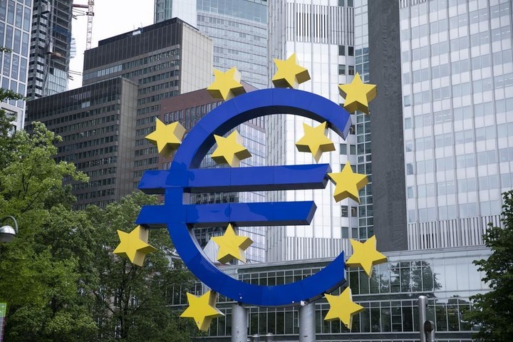 L'euro dépasse 1,20 dollar, soit son plus haut niveau depuis juin 2021