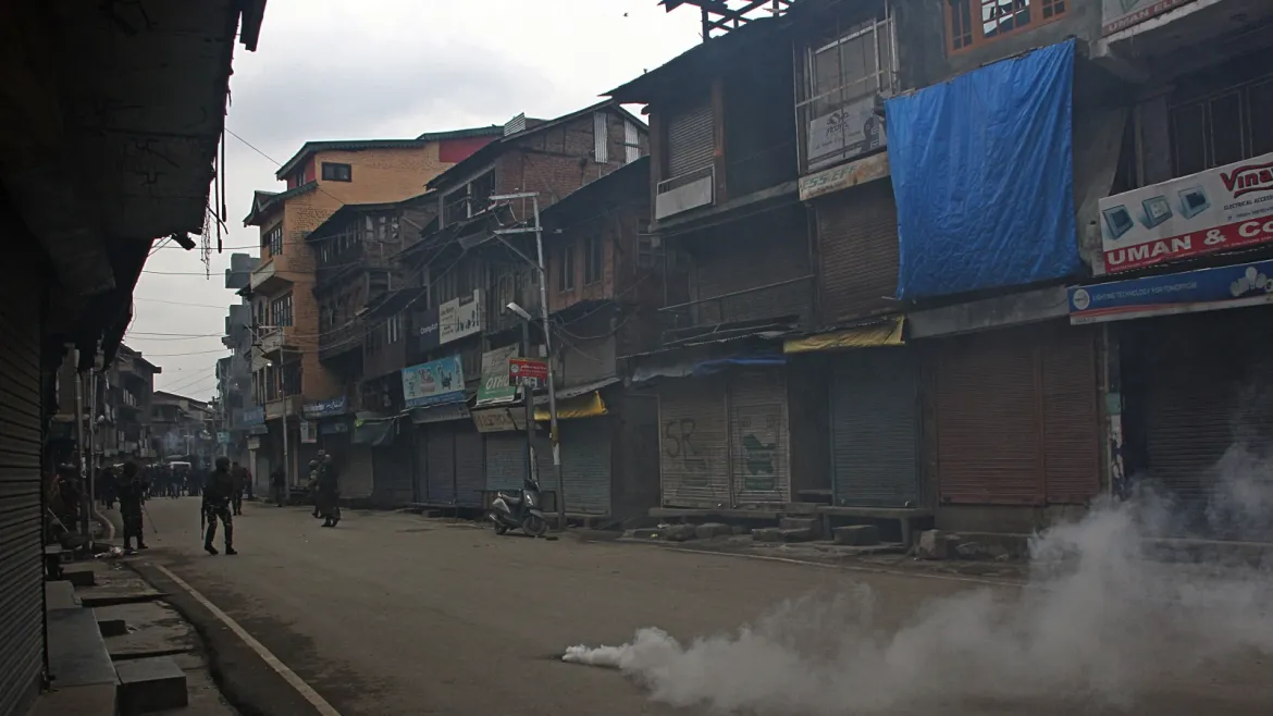 L'Inde lance des missiles et des drones sur des villes pakistanaises et tire à la frontière internationale