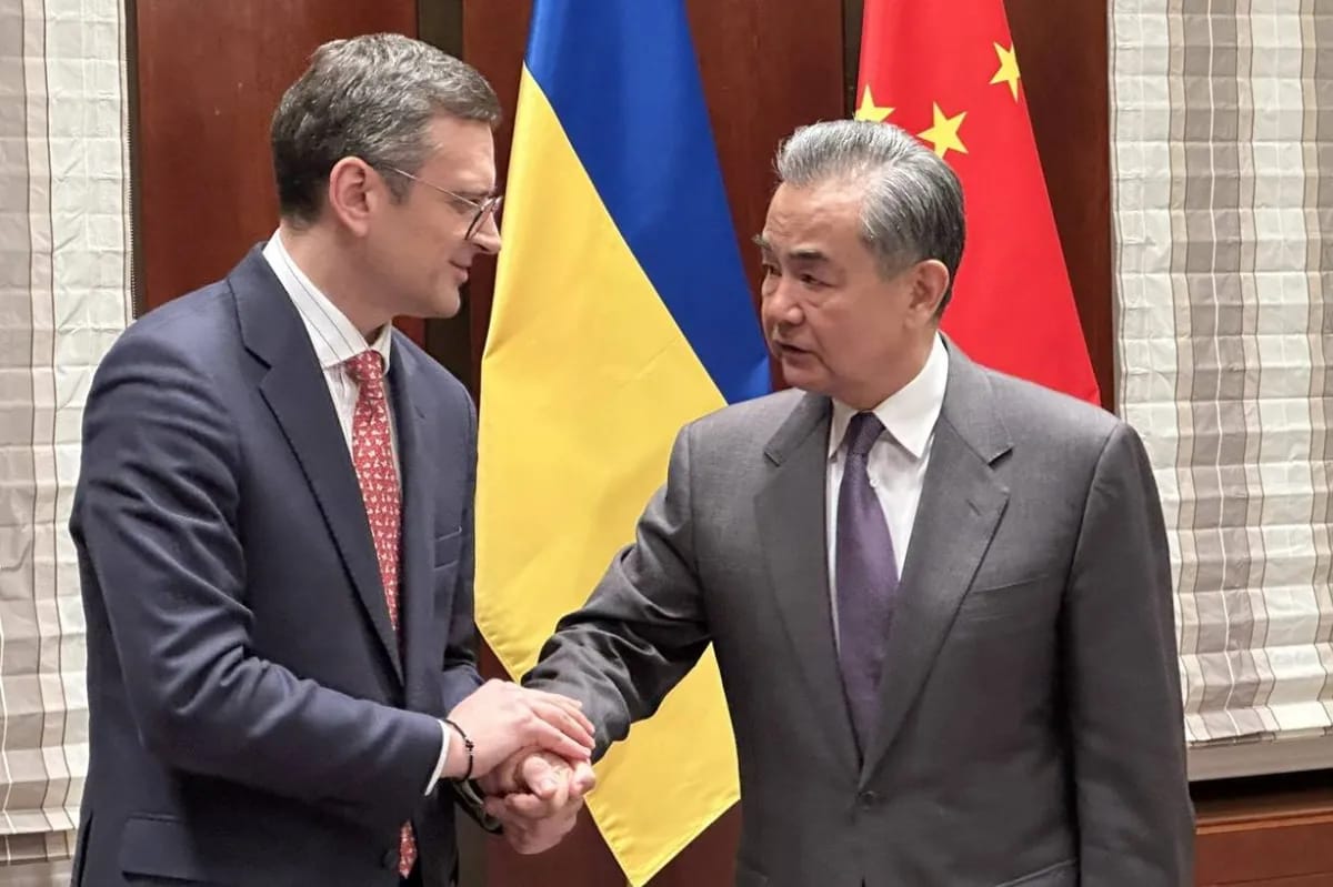 Le MAE chinois appelle à des pourparlers de paix pour résoudre la crise ukrainienne