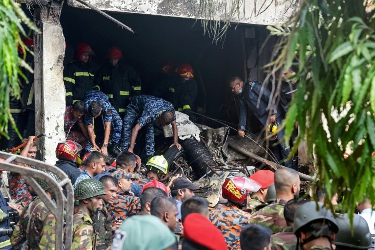 Crash d'un avion militaire sur une école au Bangladesh
