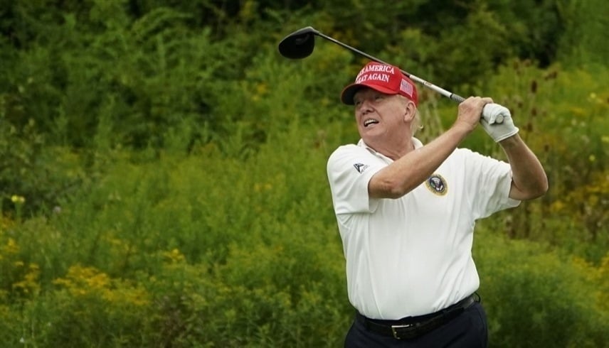 Trump a passé une journée de golf avec des patrons sud-coréens, japonais et taïwanais