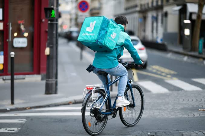Deliveroo renforce ses contrôles et licencie plus de 100 livreurs pour travail illégal