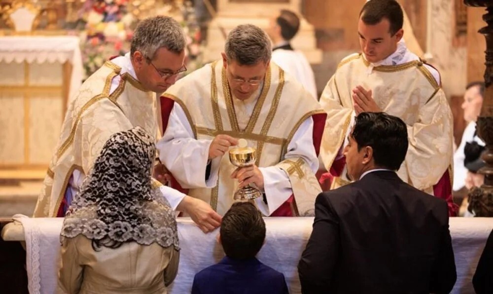 L'Église d'Angleterre considère que le vin sans alcool n'est pas approprié pour être utilisé lors de la messe.