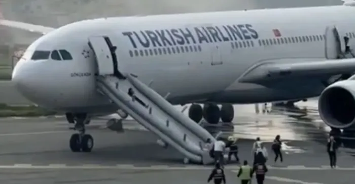 Un avion de Turkish Airlines prend feu à l'aéroport de Katmandou