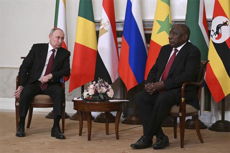 Le président sud-africain Ramaphosa qualifie la Russie d'"allié", d'"ami précieux", devant Poutine