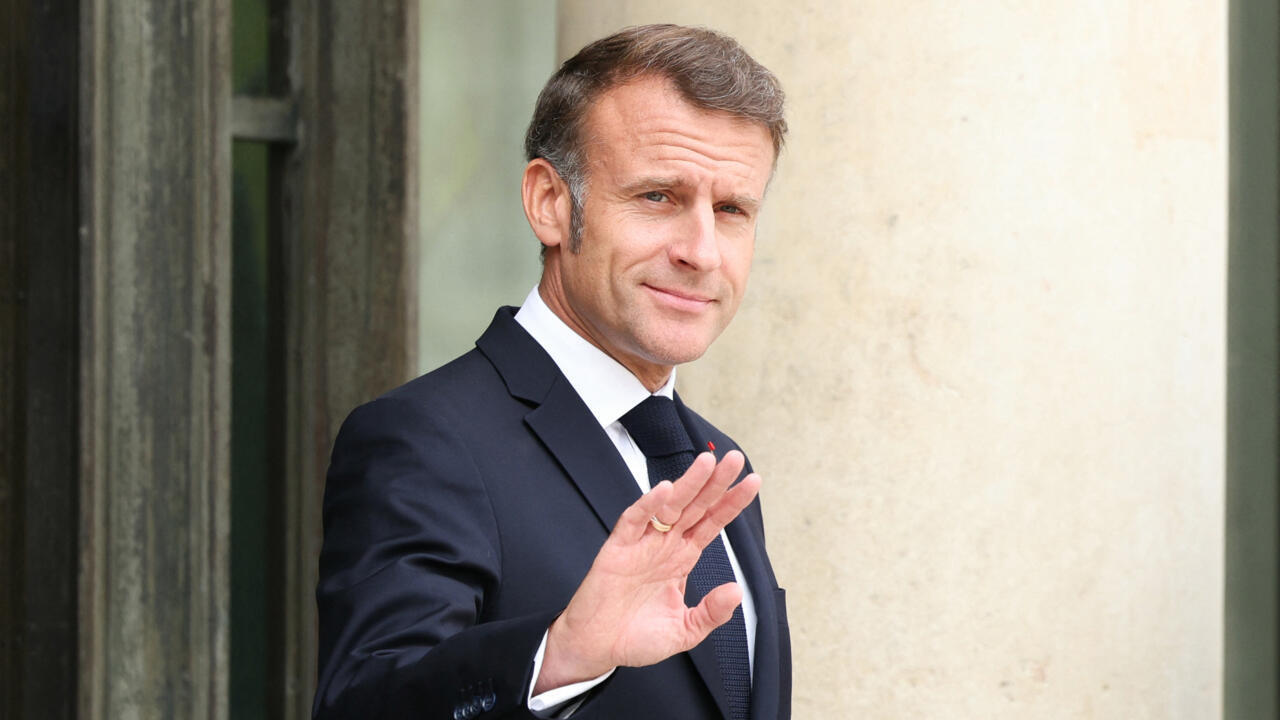 France: le président Macron demande au Premier ministre démissionnaire de mener "d'ultimes négociations"
