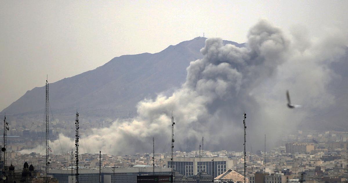 Des frappes américano-israéliennes touchent un réacteur à eau lourde et une usine de concentré d'uranium dans le centre de l'Iran