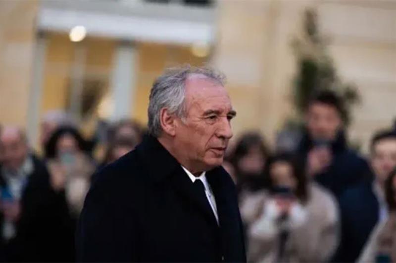 Nouveau gouvernement en France: Bayrou sous pression, réunion au sommet à Matignon