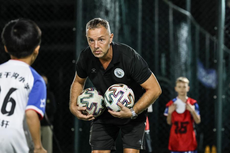 Préserver les rêves du football : le parcours d'un entraîneur français dans la formation des jeunes à Sanya