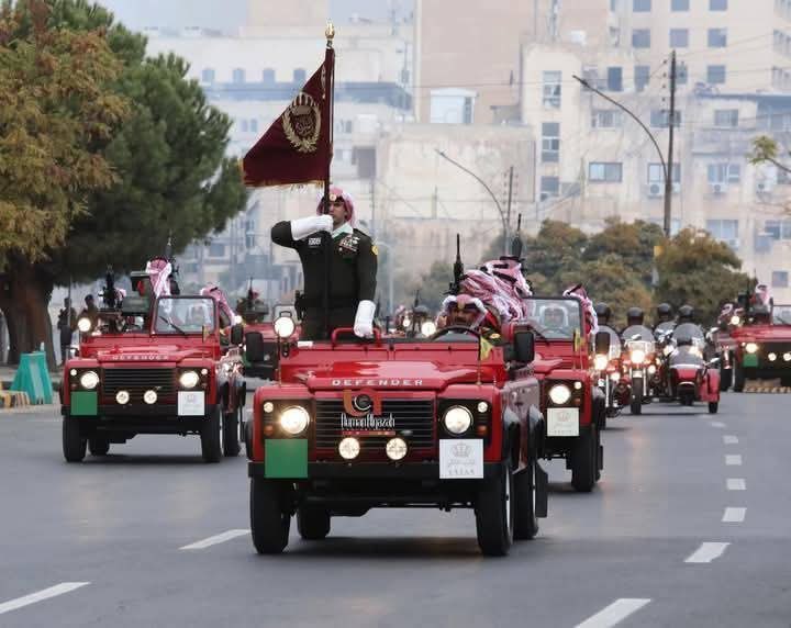Jordanie : Le Défilé "Mawkab Al-Ahmar" d'Ahmed Al-Shara' Fait Réagir