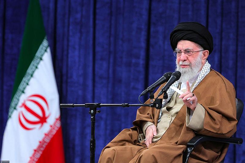 Khamenei: la nation iranienne "ne se rendra jamais" sous la pression