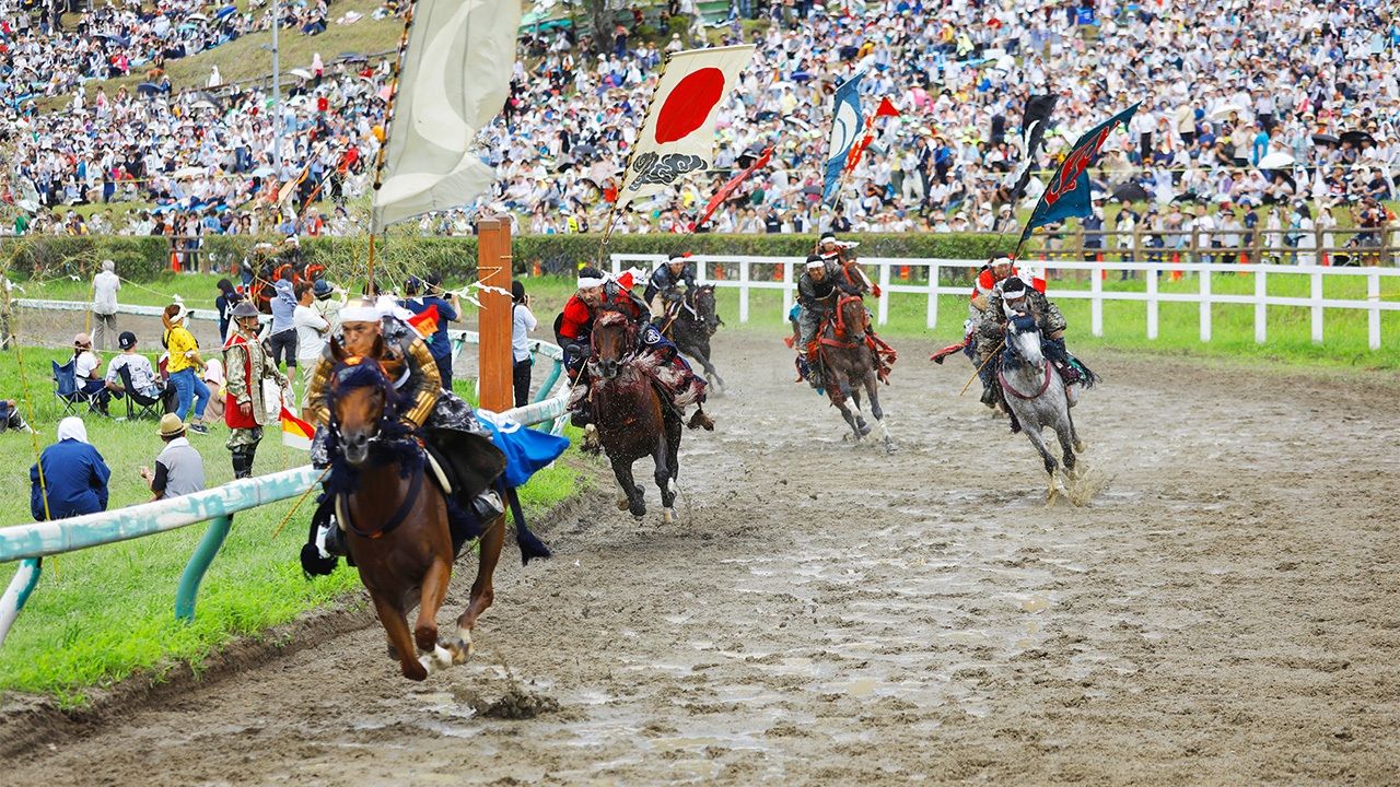 Japon : course traditionnelle de chevaux sur une plage, à Kagoshima