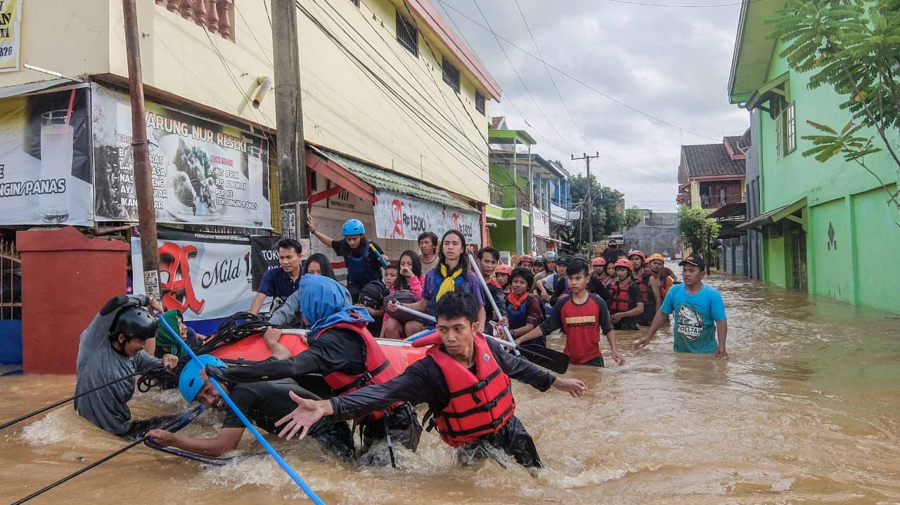 Indonésie : 12 morts dans des inondations éclair