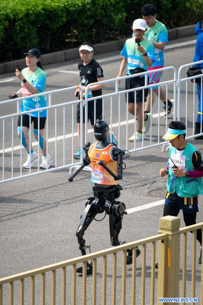 Chine : des robots humanoïdes accomplissent le premier semi-marathon aux côtés de coureurs humains à Beijing