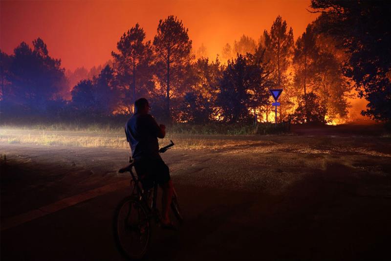 France : un incendie dans le sud-ouest ravage 1.100 hectares, 500 personnes évacuées