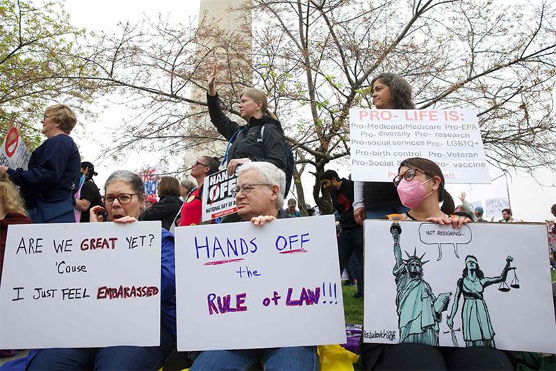 Manifestations à travers les Etats-Unis contre la politique de Trump et Musk