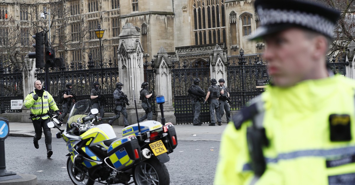 Le Royaume-Uni relève son niveau d'alerte terroriste à "grave" après une attaque au couteau à Londres