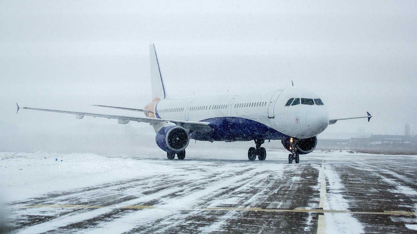 Neige en France : cinq morts et de fortes perturbations du trafic aérien