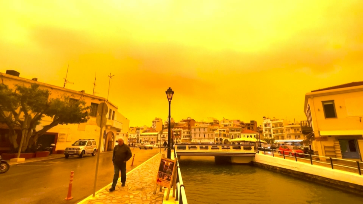 Une tempête de poussière teinte le ciel en orange