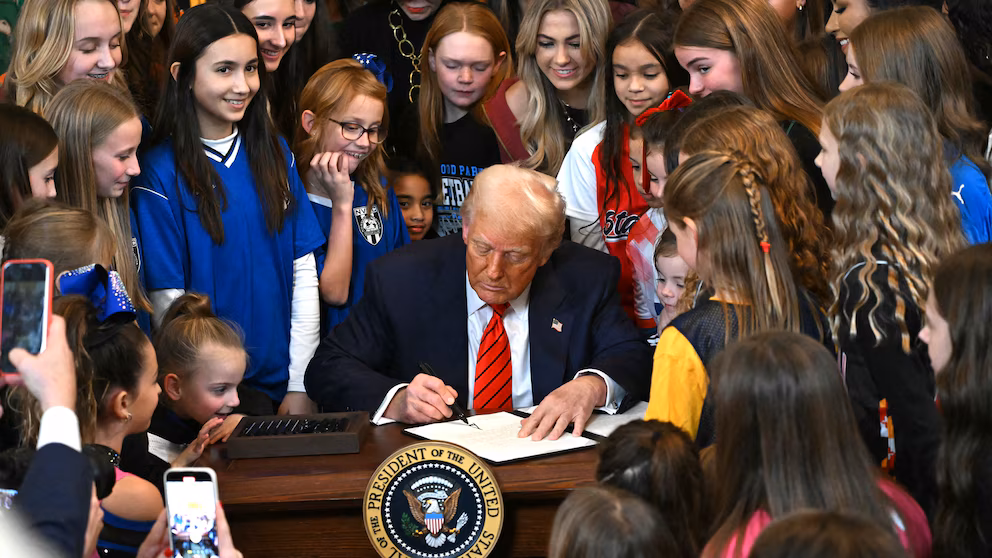 Le Décret Présidentiel Interdisant les Athlètes Transgenres dans les Sports Féminins : Analyse et Conséquences