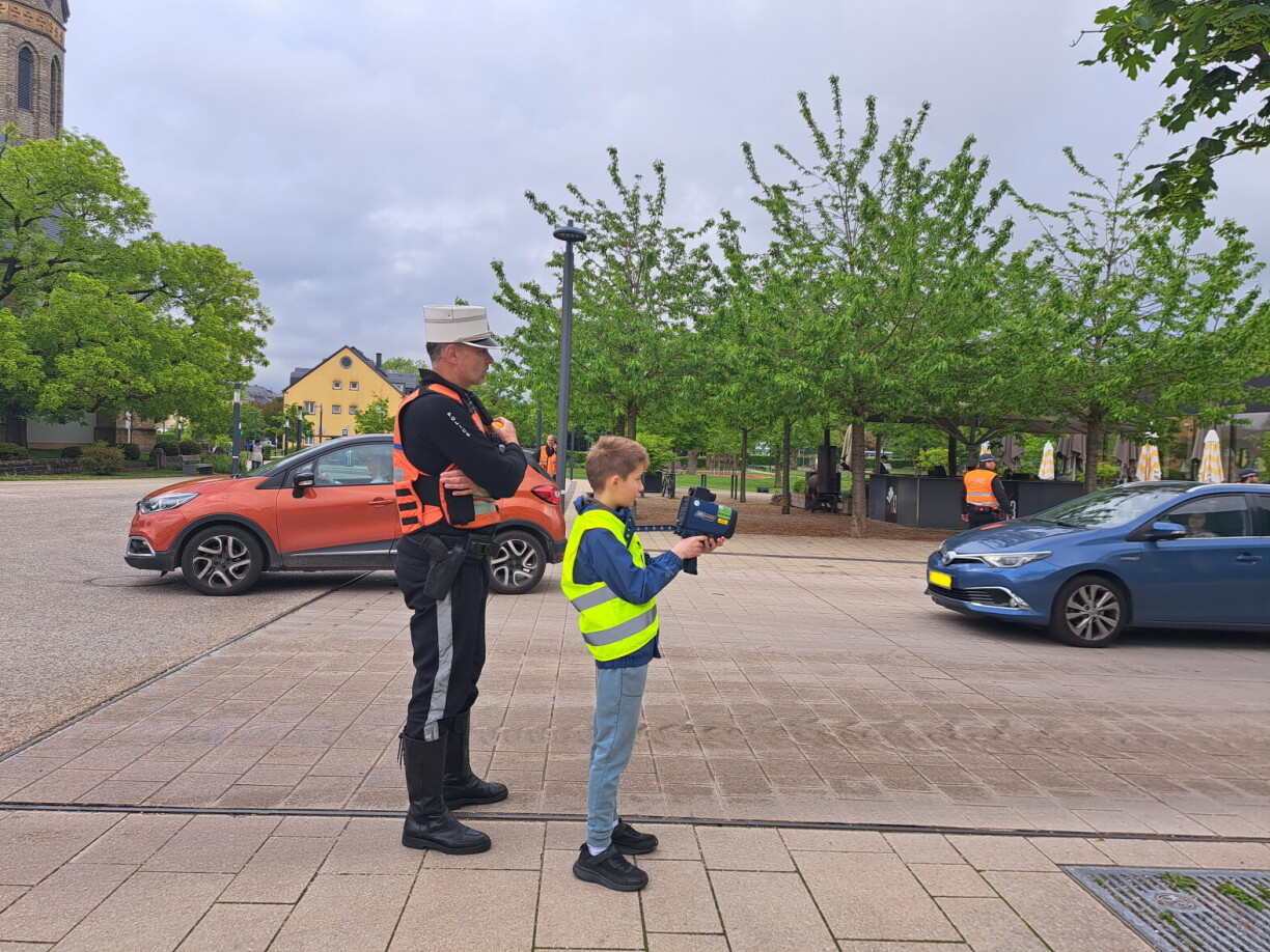 Des enfants flashent les automobilistes à Bertrange