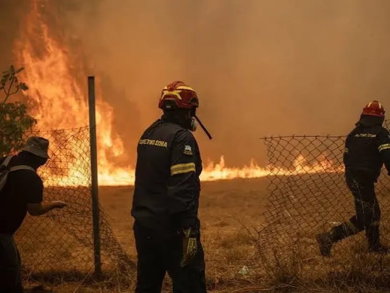 Grèce : deux pompiers tués alors qu'ils luttaient contre un incendie de forêt sur l'île de Crète