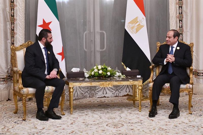 Al-Chareh exprime sa volonté d'ouvrir une nouvelle page dans ses relations avec l'Egypte lors de sa rencontre avec Al-Sissi