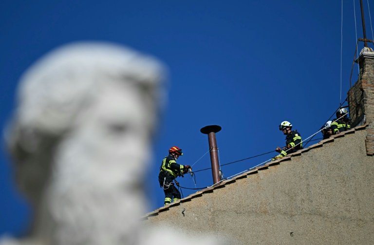 La cheminée sur la chapelle Sixtine installée en vue du conclave