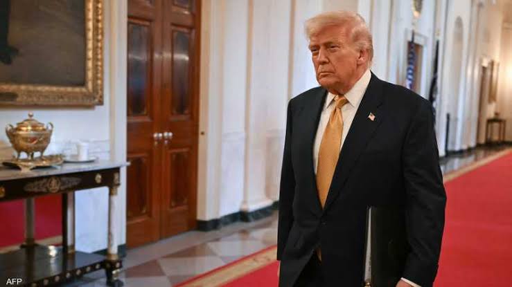 Le nom de Trump apparaît dans les dossiers Epstein selon un reportage, la Maison Blanche réplique