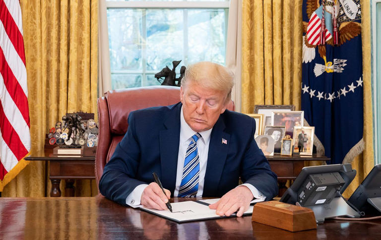 L'administration Trump versera une "allocation" de 1.000 dollars aux immigrés clandestins pour qu'ils "s'auto-expulsent"