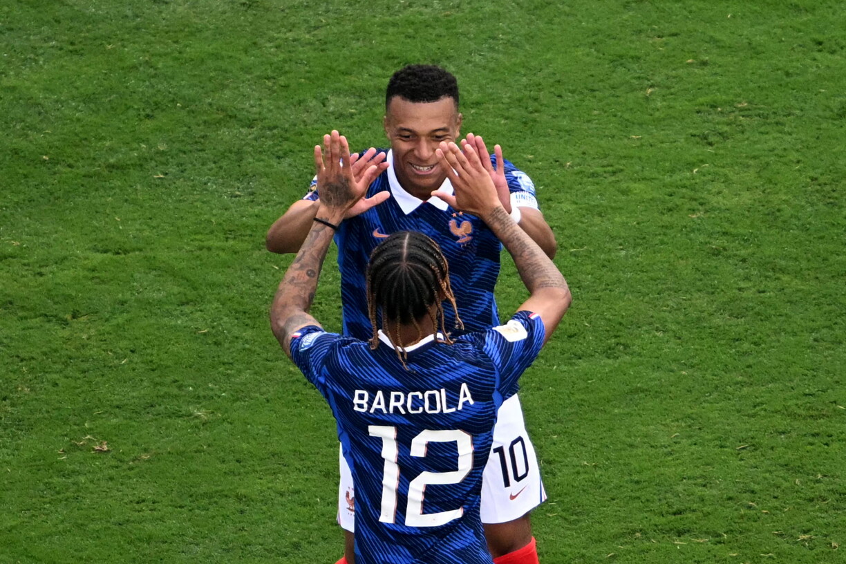 Un doublé de Mbappé et la France jouera les 8es de finale