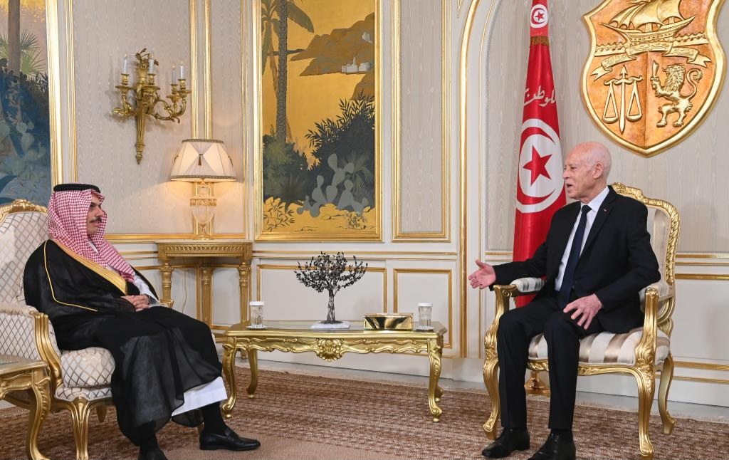 Le président tunisien rencontre le ministre saoudien des Affaires étrangères au sujet des liens bilatéraux et des questions régionales