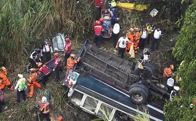 Au moins 55 personnes tuées dans la chute d'un autobus au Guatemala